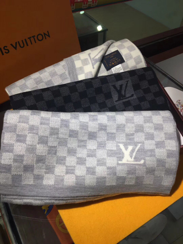 l**is V*t*n scarf