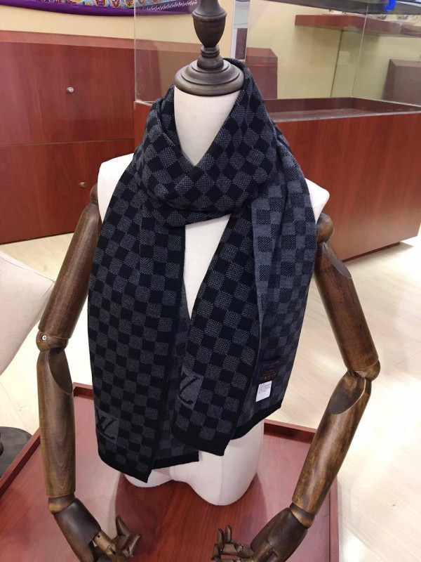 l**is V*t*n scarf