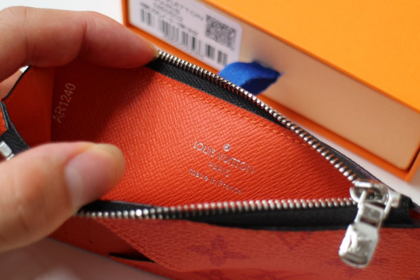 l**is V*t*n coin card holder