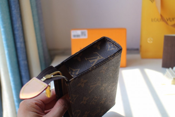 l**is V*t*n toiletry pouch 15