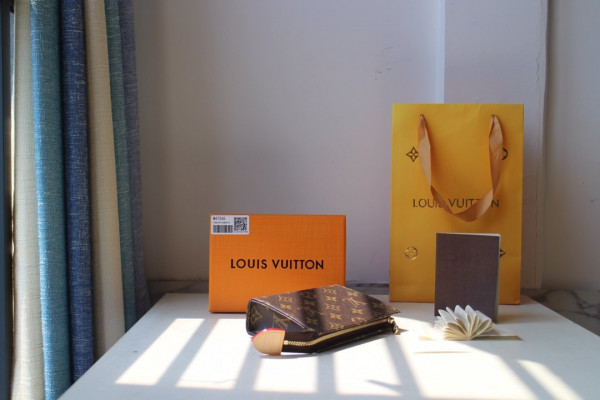 l**is V*t*n toiletry pouch 15
