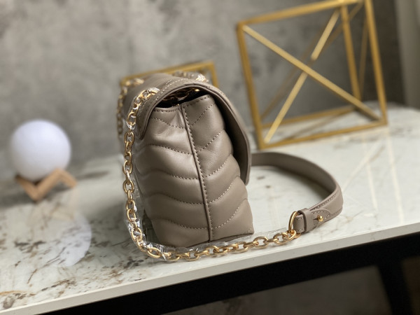 l**is V*t*n new wave chain bag
