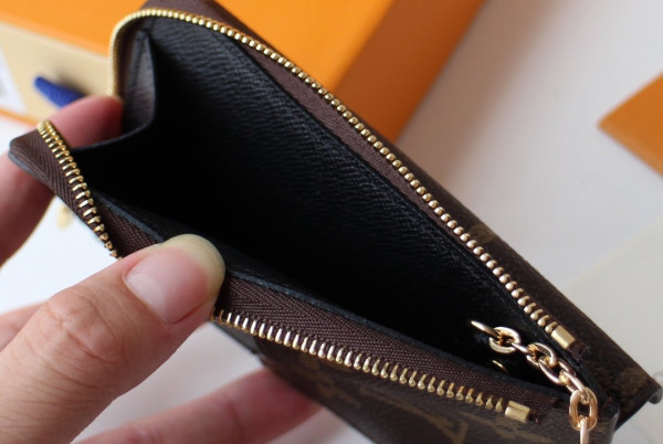 l**is V*t*n card holder recto verso
