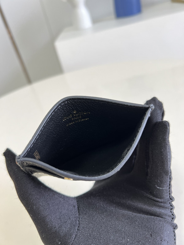 l**is V*t*n card holder