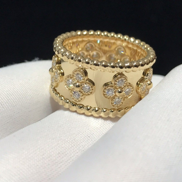 Van Cleef & Arpels Perlée clovers ring