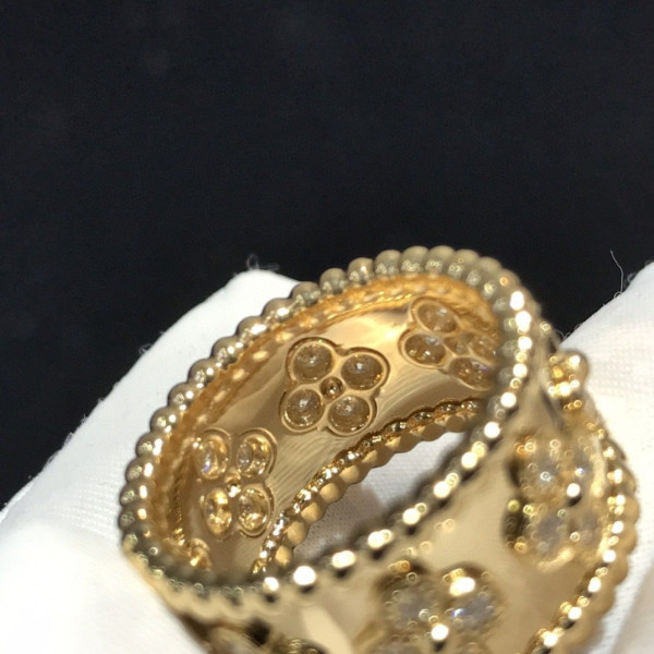 Van Cleef & Arpels Perlée clovers ring