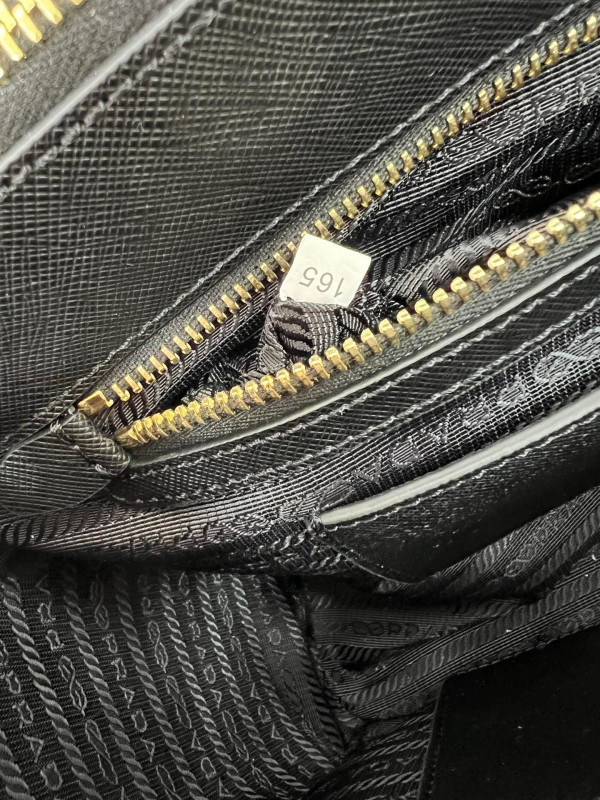 Pra*a galleria saffiano bag medium