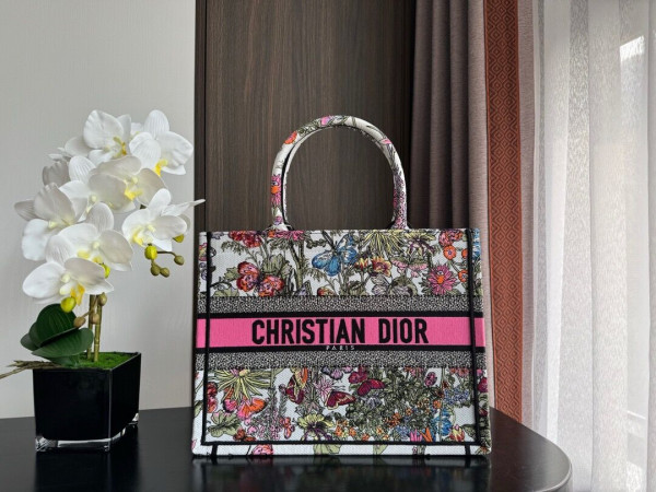 medium D*or book tote