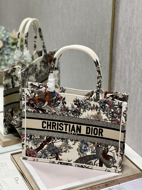 medium D*or book tote