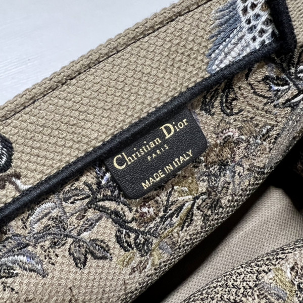 medium D*or book tote