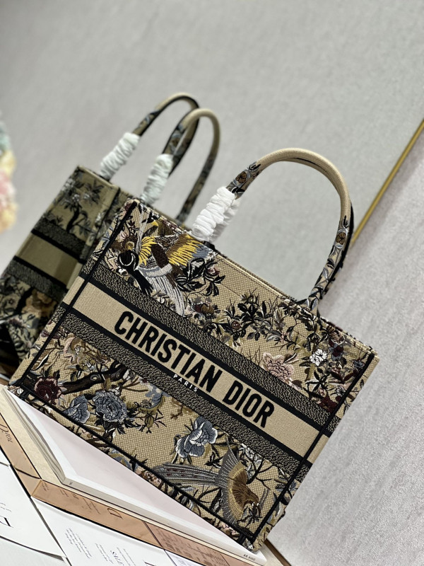medium D*or book tote