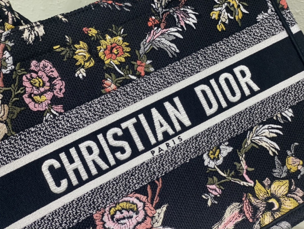 medium D*or book tote
