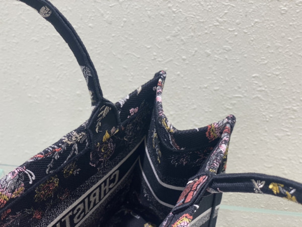 medium D*or book tote