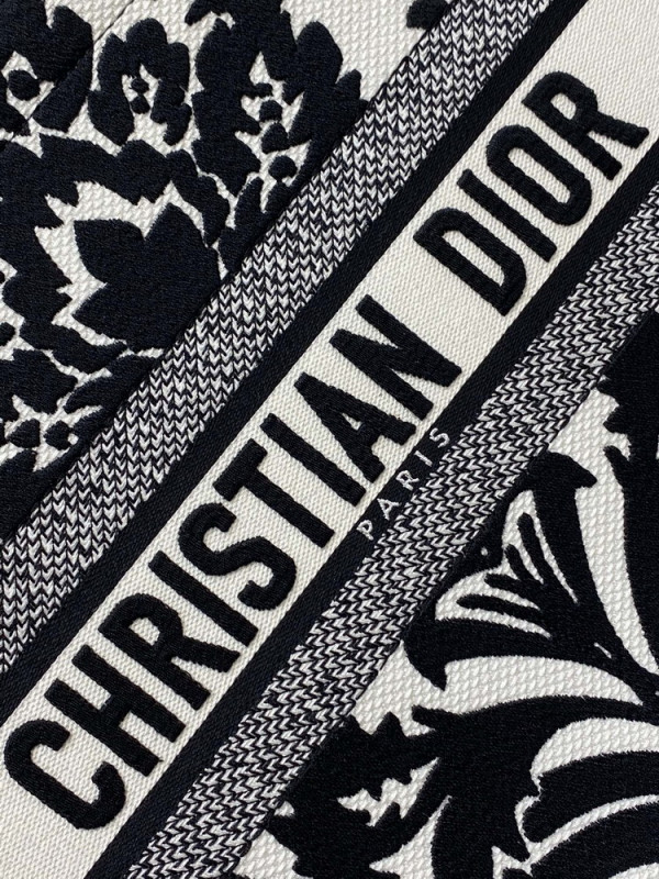 medium D*or book tote