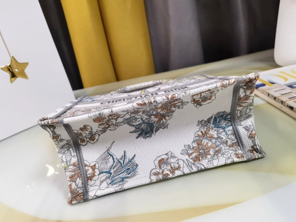 small D*or book tote