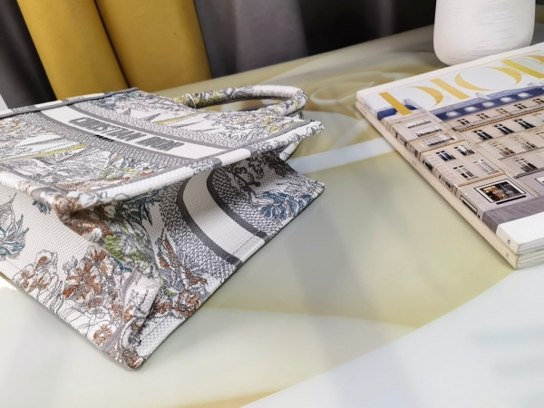 small D*or book tote