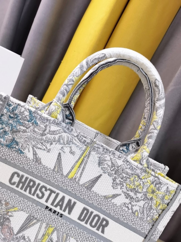 small D*or book tote
