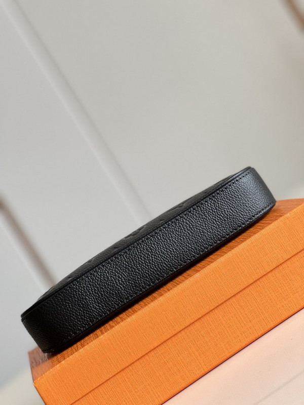 l**is V*t*n easy pouch on strap