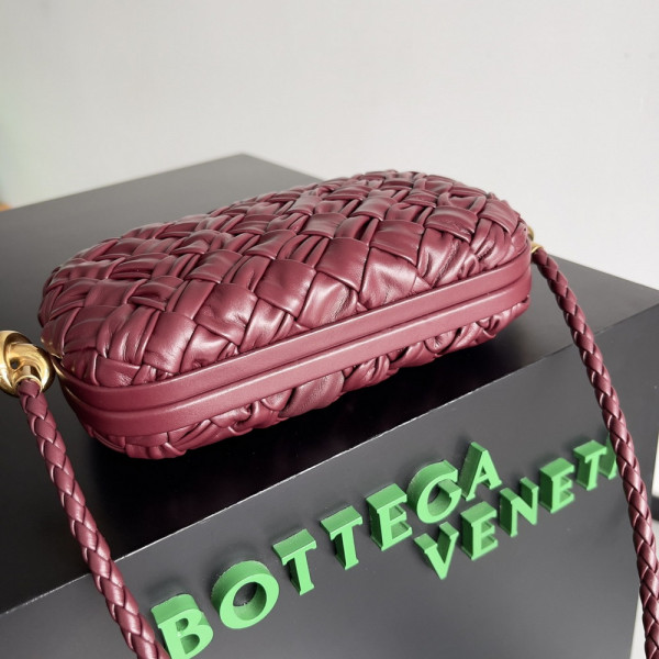 Bo*te*ga ve*ne*ta knot minaudiere on strap