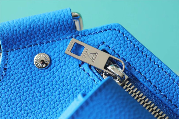 l**is V*t*n takeoff slingbag