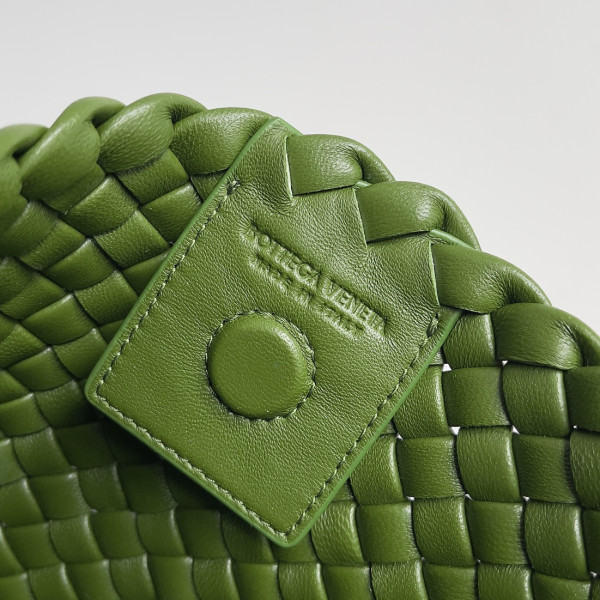 Bo*te*ga ve*ne*ta small clicker shoulder bag