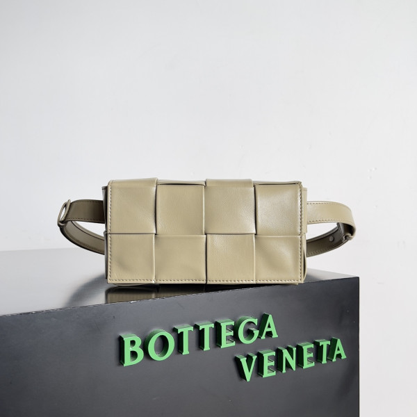 Bo*te*ga ve*ne*ta mini brick cassette