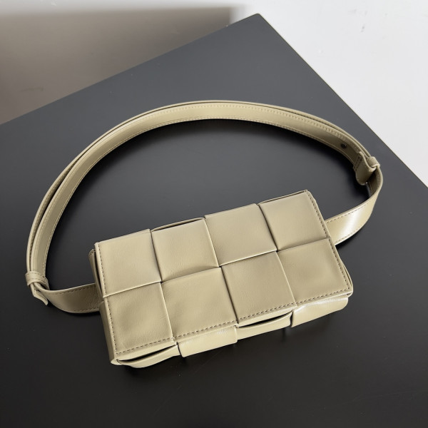 Bo*te*ga ve*ne*ta mini brick cassette