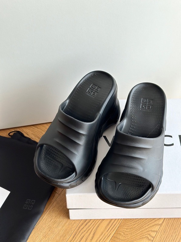GIVENCHY sildes