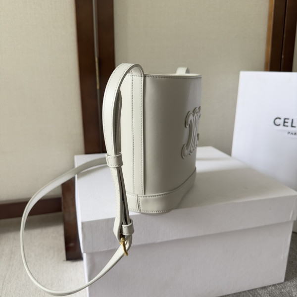 Ce**e mini bucket cuir triomphe