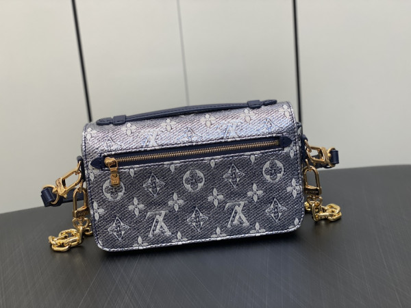 l**is V*t*n pochette metis east west