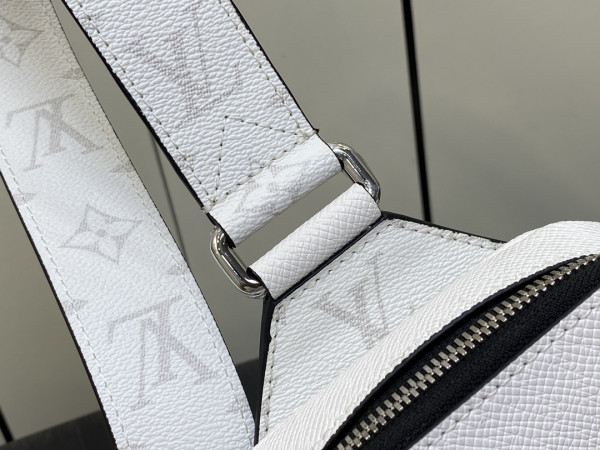 l**is V*t*n outdoor slingbag