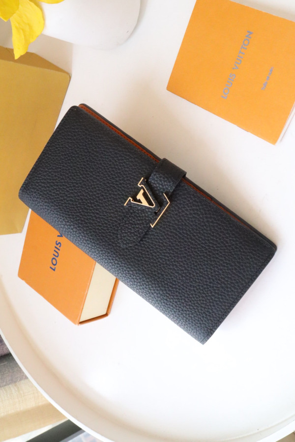 l**is V*t*n vertical wallet