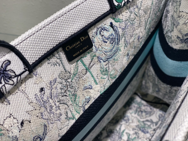 large D*or book tote