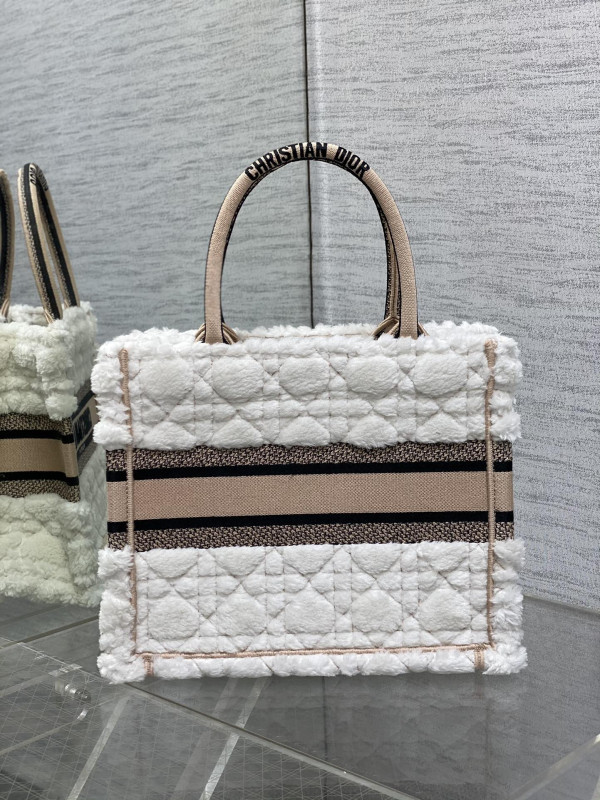 small D*or book tote