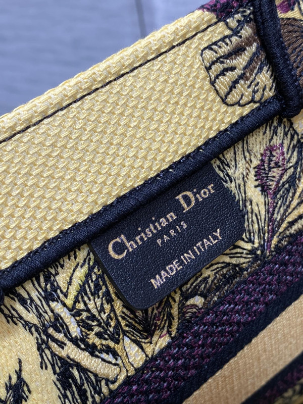 small D*or book tote