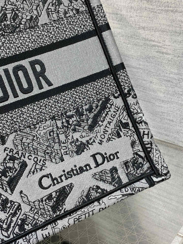 medium D*or book tote