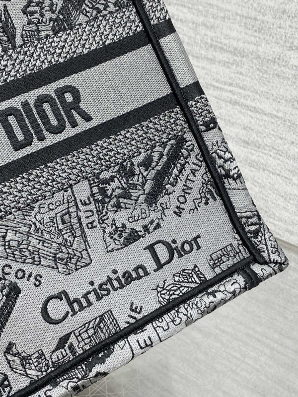 small D*or book tote