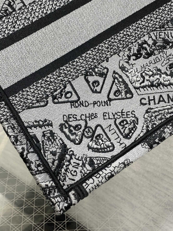 small D*or book tote