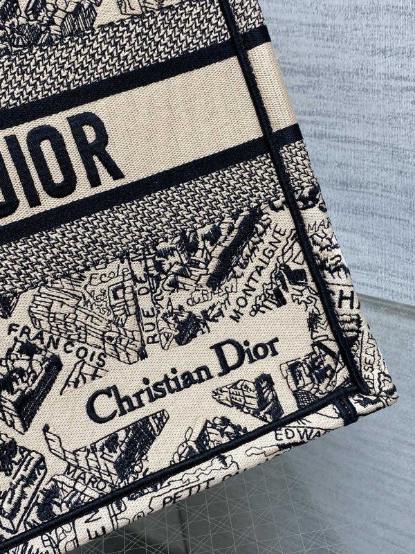 medium D*or book tote