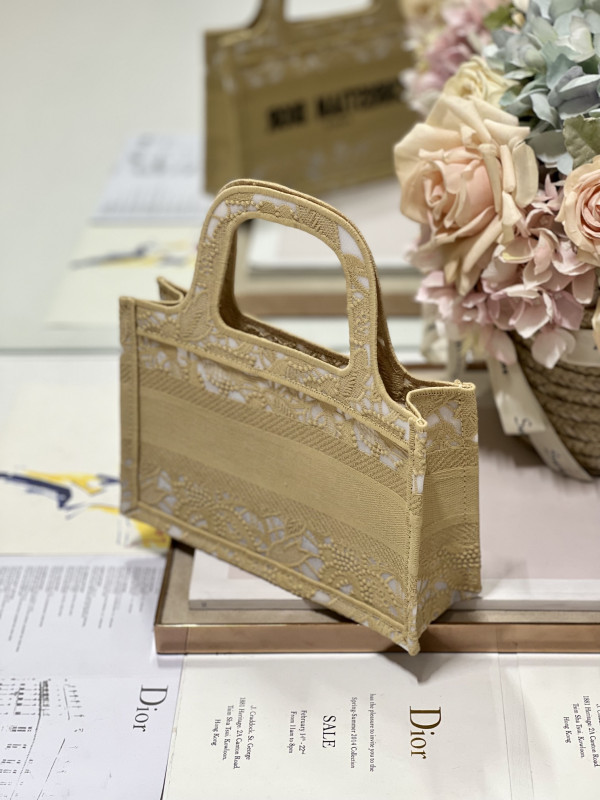D*or book tote mini