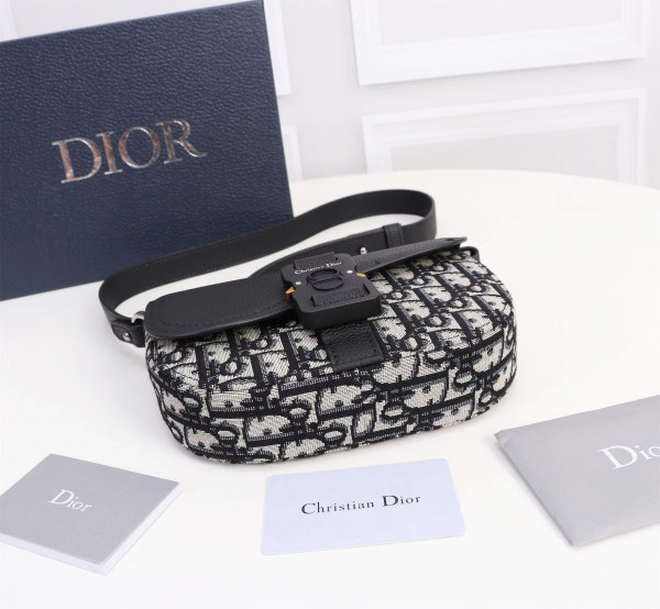 D*or saddle pouch with strap
