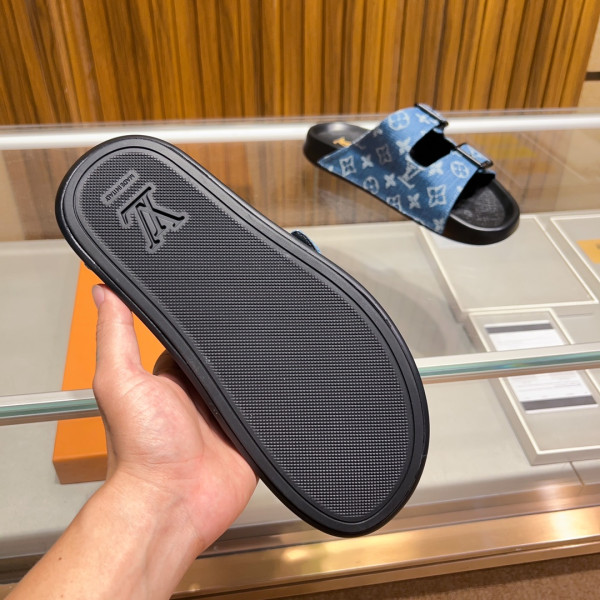 l**is V*t*n slippers