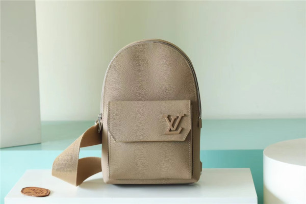 l**is V*t*n pilot slingbag