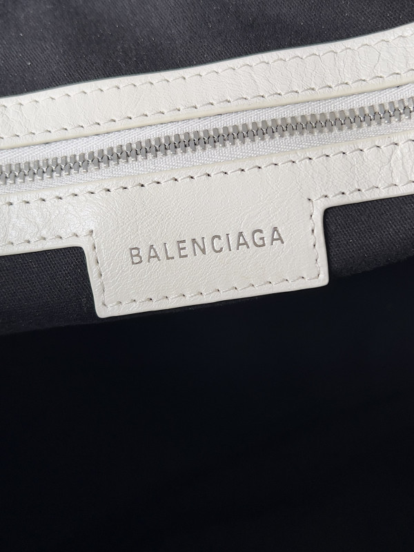 Ba*len*cia*ga women