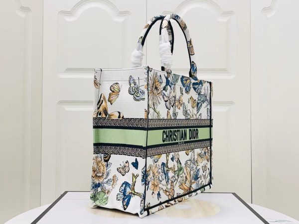 large D*or book tote