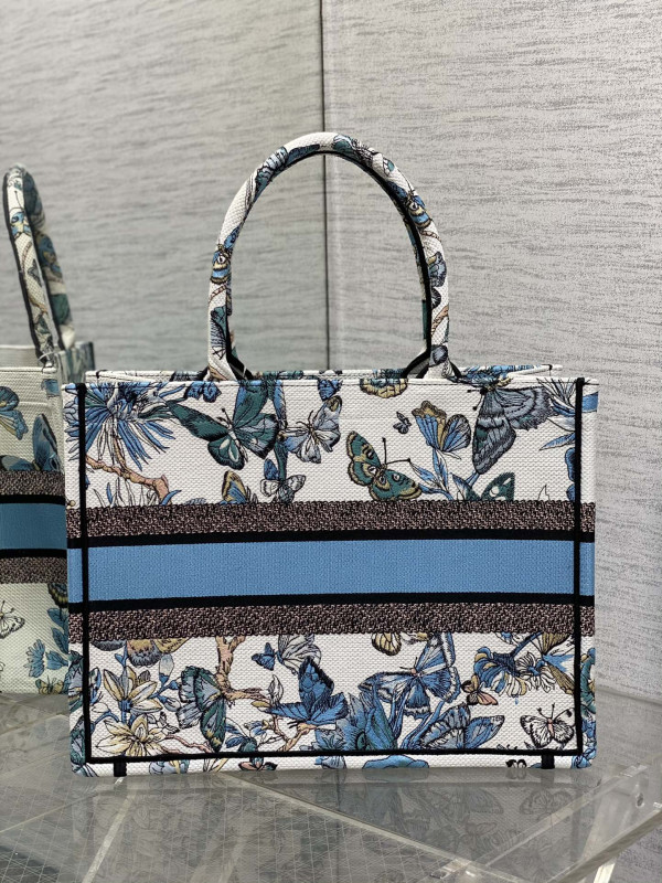 medium D*or book tote