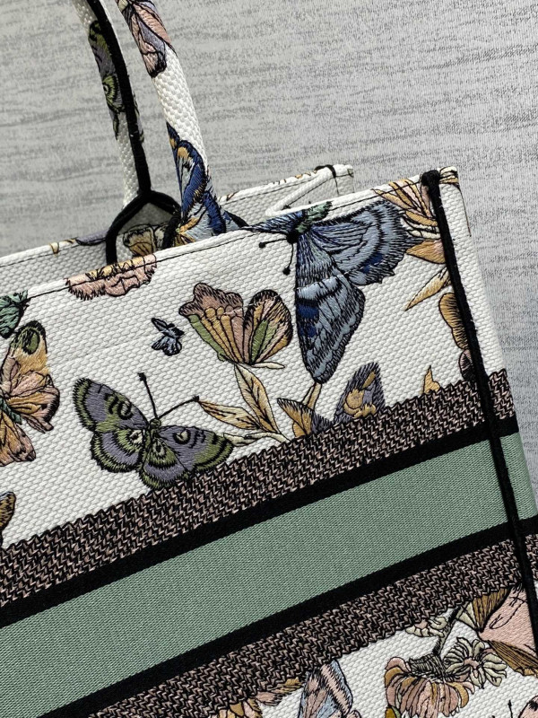 medium D*or book tote