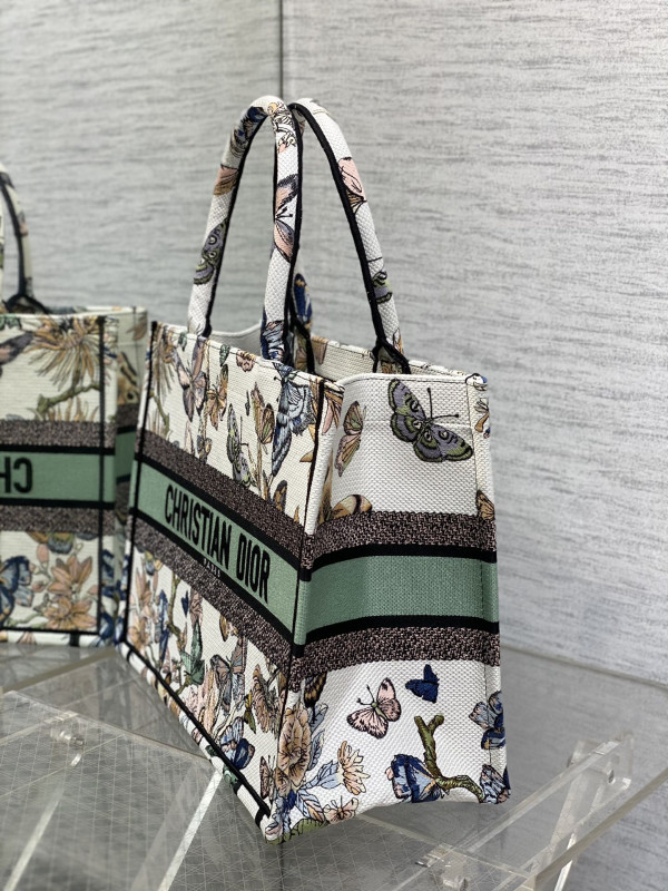 medium D*or book tote
