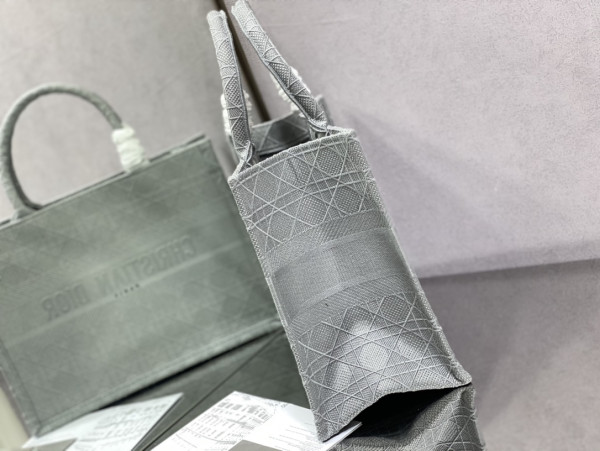 medium D*or book tote