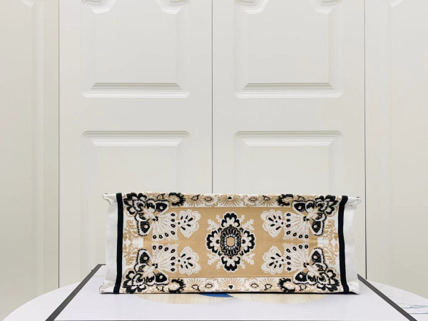 large D*or book tote